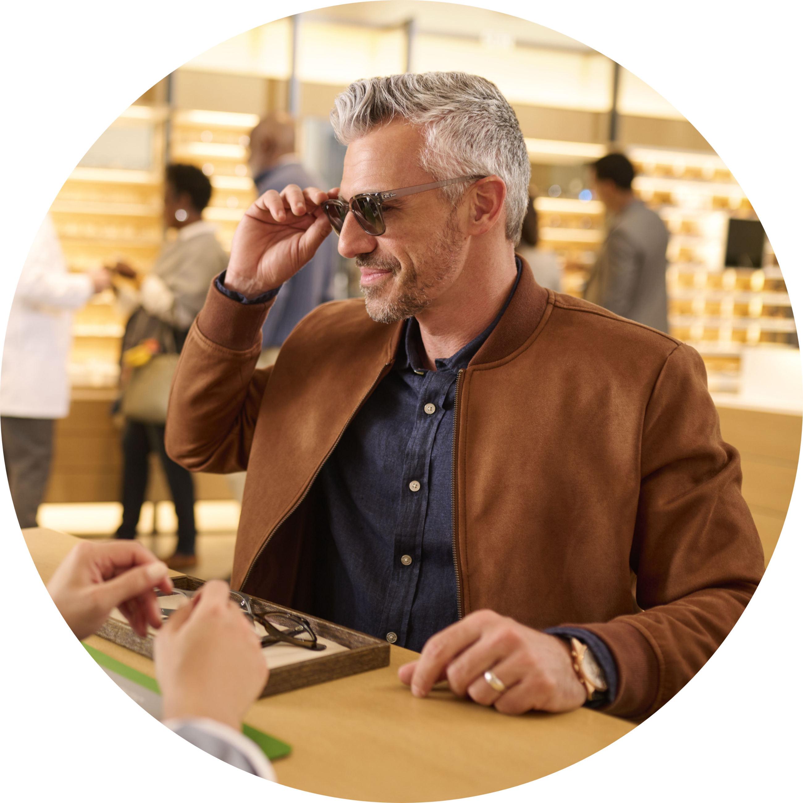 Encontrar el par adecuado de gafas de sol de diseñador para hombre.